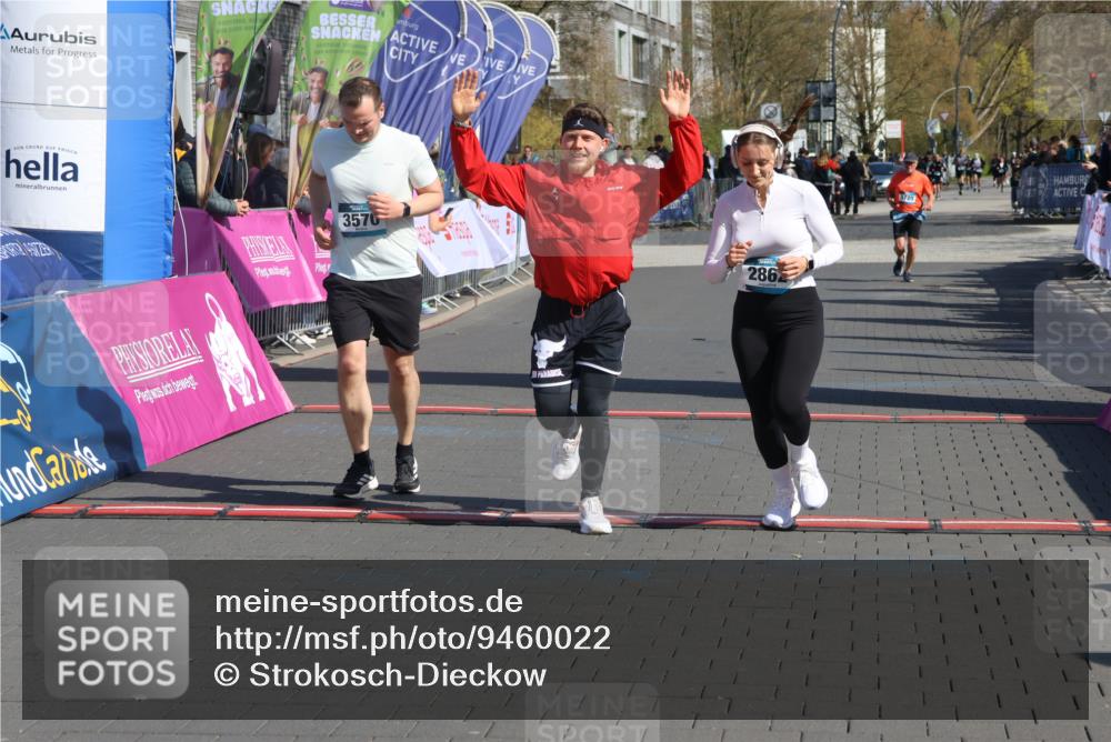 12.04.2026 - 45. Internationalen Wilhelmsburger Insellauf Strokosch-Dieckow http://msf.ph/oto/9460022 12.04.2026 11:07:01 Ziel 3570, 2862, 2863 meine-sportfotos.de