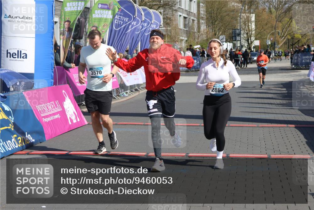 12.04.2026 - 45. Internationalen Wilhelmsburger Insellauf Strokosch-Dieckow http://msf.ph/oto/9460053 12.04.2026 11:07:02 Ziel 3570, 2862, 2863 meine-sportfotos.de