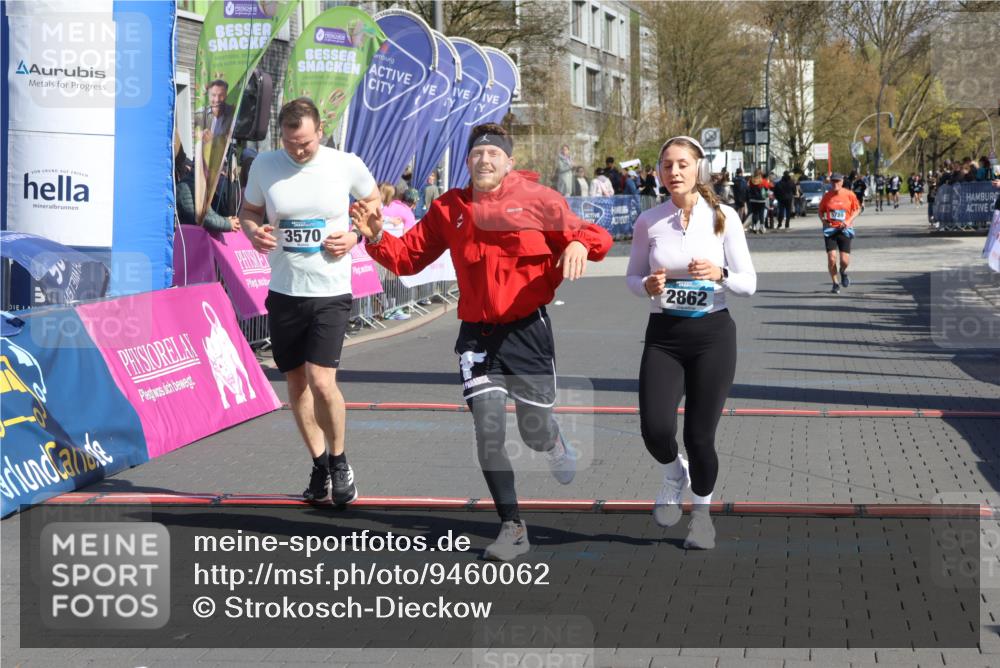12.04.2026 - 45. Internationalen Wilhelmsburger Insellauf Strokosch-Dieckow http://msf.ph/oto/9460062 12.04.2026 11:07:02 Ziel 3570, 2862, 2863 meine-sportfotos.de