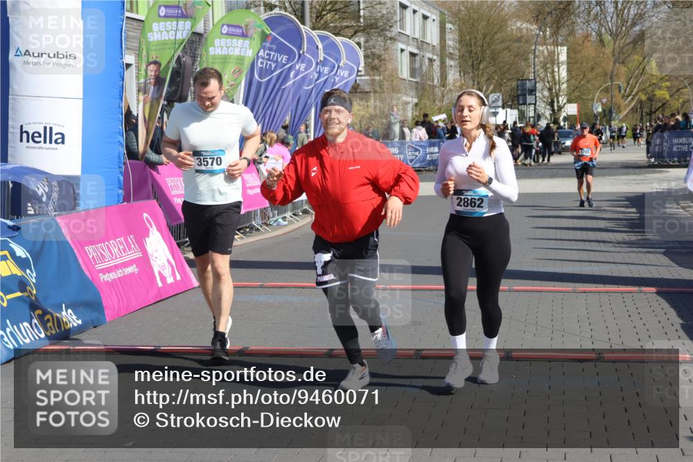 12.04.2026 - 45. Internationalen Wilhelmsburger Insellauf Strokosch-Dieckow http://msf.ph/oto/9460071 12.04.2026 11:07:02 Ziel 3570, 2862, 2863 meine-sportfotos.de