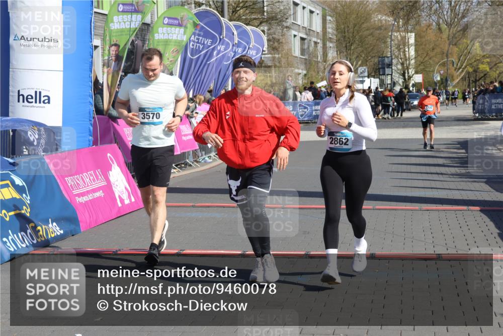 12.04.2026 - 45. Internationalen Wilhelmsburger Insellauf Strokosch-Dieckow http://msf.ph/oto/9460078 12.04.2026 11:07:02 Ziel 3570, 2862, 2863 meine-sportfotos.de