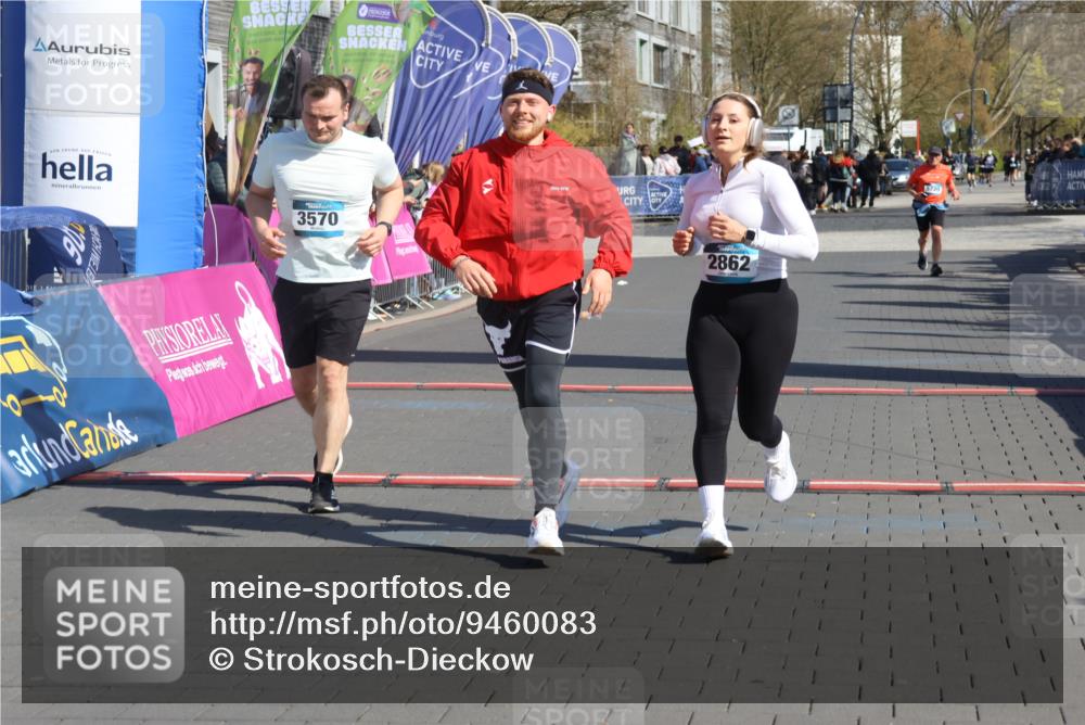 12.04.2026 - 45. Internationalen Wilhelmsburger Insellauf Strokosch-Dieckow http://msf.ph/oto/9460083 12.04.2026 11:07:02 Ziel 3570, 2862, 2863 meine-sportfotos.de