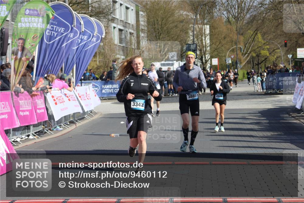 12.04.2026 - 45. Internationalen Wilhelmsburger Insellauf Strokosch-Dieckow http://msf.ph/oto/9460112 12.04.2026 11:07:30 Ziel 3342, 3885, 2777, 4949 meine-sportfotos.de
