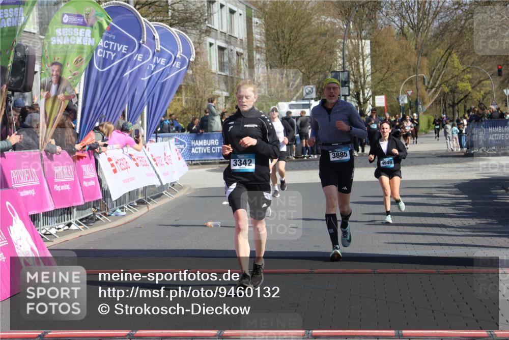 12.04.2026 - 45. Internationalen Wilhelmsburger Insellauf Strokosch-Dieckow http://msf.ph/oto/9460132 12.04.2026 11:07:30 Ziel 3342, 3885, 2777, 4949 meine-sportfotos.de