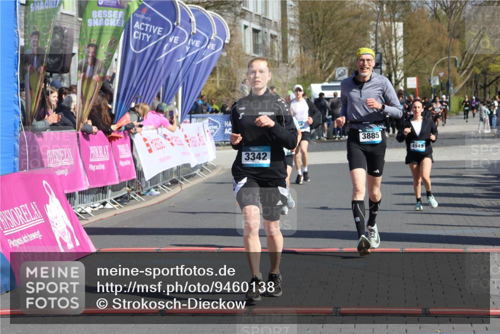 12.04.2026 - 45. Internationalen Wilhelmsburger Insellauf Strokosch-Dieckow http://msf.ph/oto/9460138 12.04.2026 11:07:31 Ziel 3342, 3885, 2777, 4949 meine-sportfotos.de