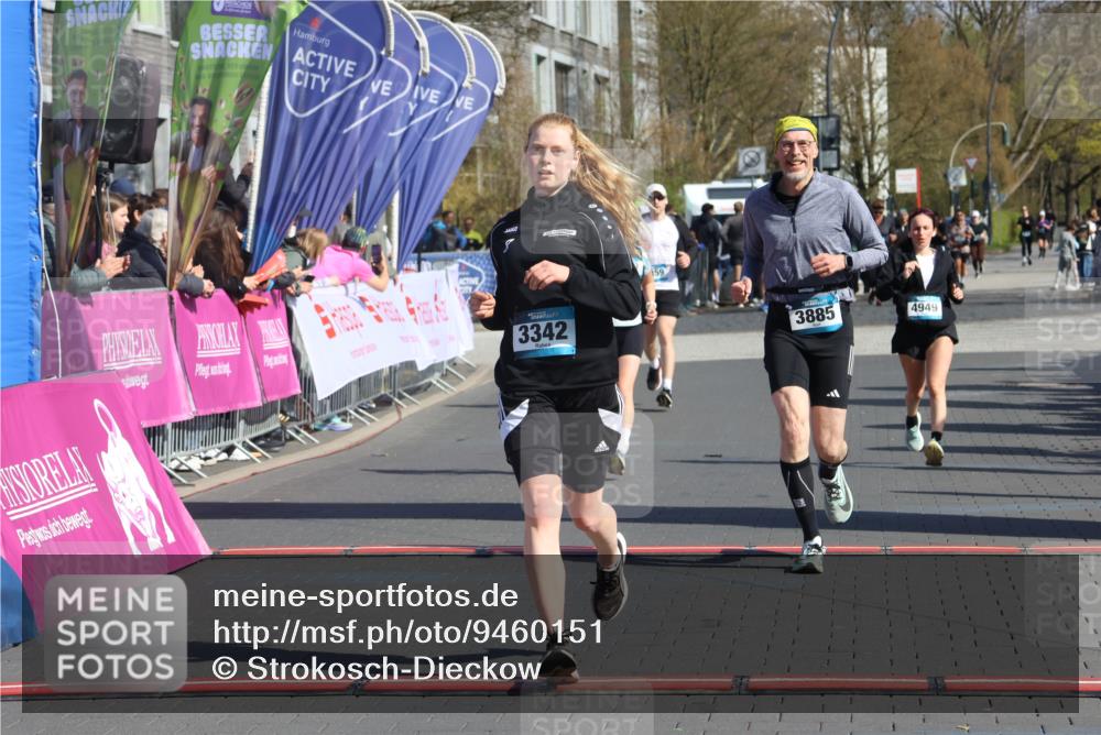 12.04.2026 - 45. Internationalen Wilhelmsburger Insellauf Strokosch-Dieckow http://msf.ph/oto/9460151 12.04.2026 11:07:31 Ziel 3342, 3885, 2777, 4949 meine-sportfotos.de
