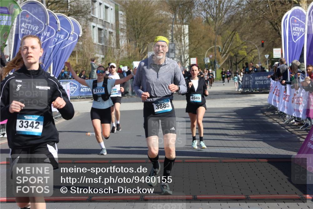 12.04.2026 - 45. Internationalen Wilhelmsburger Insellauf Strokosch-Dieckow http://msf.ph/oto/9460155 12.04.2026 11:07:32 Ziel 3342, 3885, 2777, 4949 meine-sportfotos.de