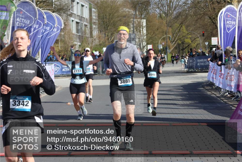 12.04.2026 - 45. Internationalen Wilhelmsburger Insellauf Strokosch-Dieckow http://msf.ph/oto/9460160 12.04.2026 11:07:32 Ziel 3342, 3885, 2777, 4949 meine-sportfotos.de
