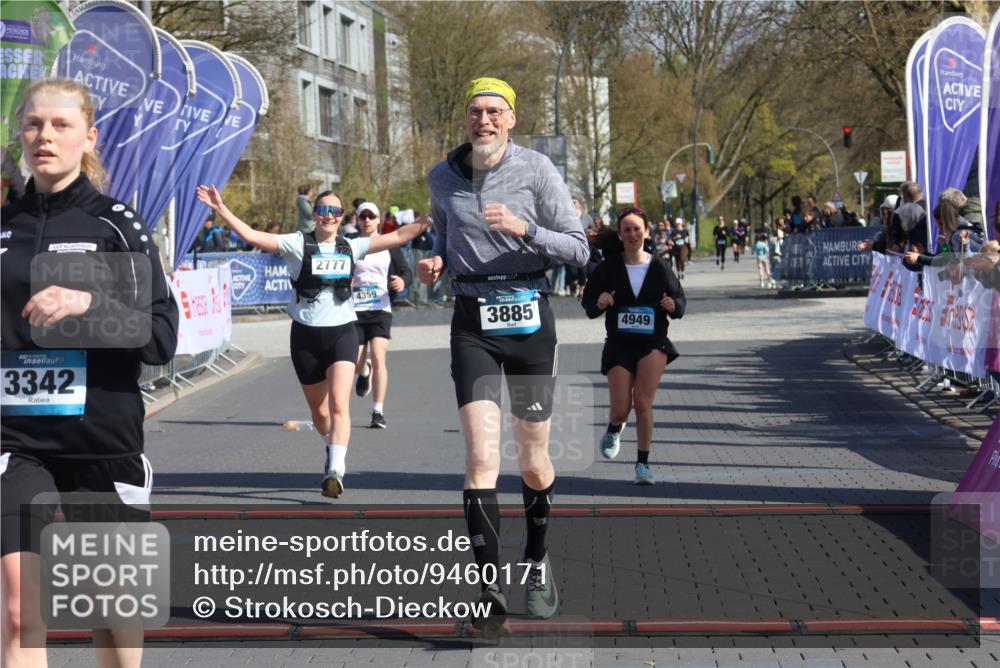 12.04.2026 - 45. Internationalen Wilhelmsburger Insellauf Strokosch-Dieckow http://msf.ph/oto/9460171 12.04.2026 11:07:33 Ziel 3342, 3885, 2777, 4949, 4359 meine-sportfotos.de
