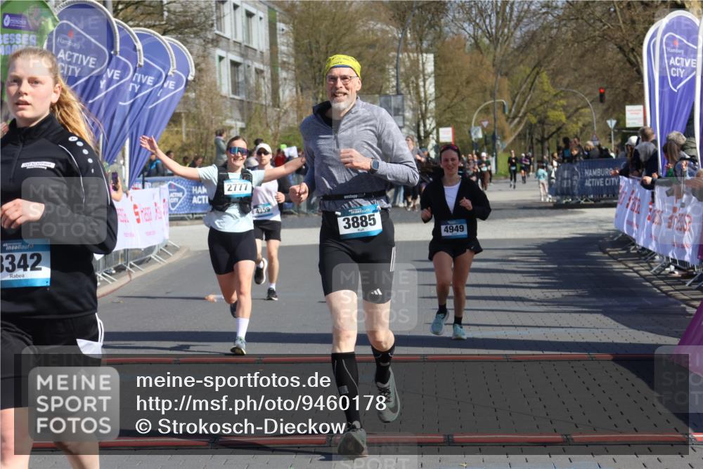 12.04.2026 - 45. Internationalen Wilhelmsburger Insellauf Strokosch-Dieckow http://msf.ph/oto/9460178 12.04.2026 11:07:33 Ziel 3342, 3885, 2777, 4949, 4359 meine-sportfotos.de