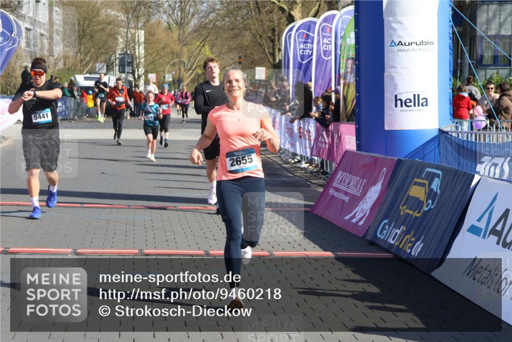 12.04.2026 - 45. Internationalen Wilhelmsburger Insellauf Strokosch-Dieckow http://msf.ph/oto/9460218 12.04.2026 10:50:08 Ziel 2655, 5441, 3546 meine-sportfotos.de