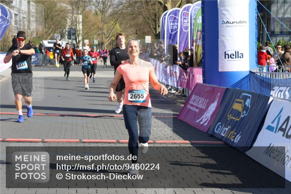12.04.2026 - 45. Internationalen Wilhelmsburger Insellauf Strokosch-Dieckow http://msf.ph/oto/9460224 12.04.2026 10:50:08 Ziel 2655, 5441, 3546 meine-sportfotos.de