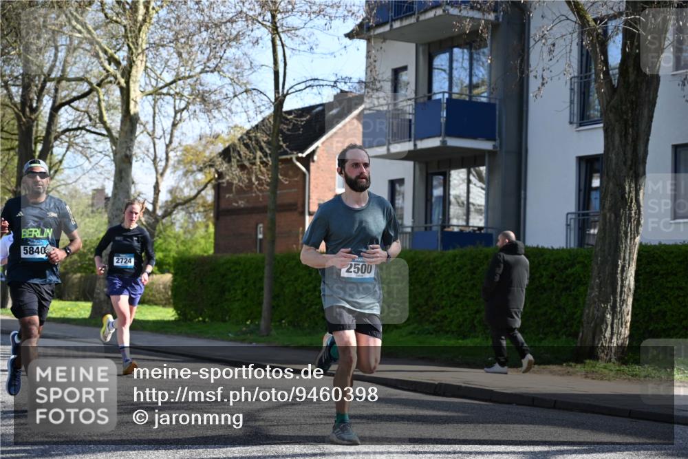 12.04.2026 - 45. Internationalen Wilhelmsburger Insellauf J. Mangold http://msf.ph/oto/9460398 12.04.2026 10:42:48 Ziel 5273, 2724, 2500, 3021, 5751, 5794, 3779, 5840, 2406, 2406, 4377, 3086, 3227, 4974, 5705, 2189, 5697, 2813, 4931, 3565, 5337, 2102, 2656, 2104, 5407, 5286, 2039 meine-sportfotos.de