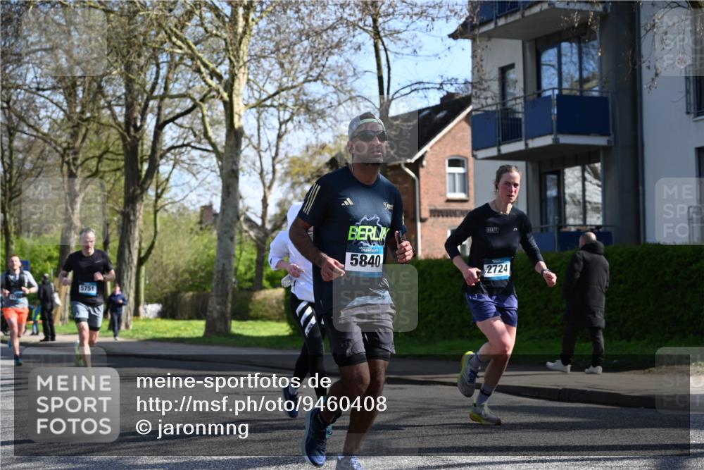 12.04.2026 - 45. Internationalen Wilhelmsburger Insellauf J. Mangold http://msf.ph/oto/9460408 12.04.2026 10:42:49 Ziel 5273, 2724, 2500, 3021, 5751, 5794, 3779, 5840, 2406, 4377, 4377, 3086, 3227, 4974, 5705, 2189, 5697, 2813, 4931, 3565, 5337, 2102, 2656, 2104, 5407, 5286, 2039 meine-sportfotos.de