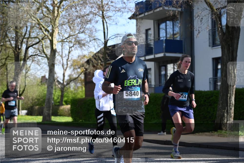 12.04.2026 - 45. Internationalen Wilhelmsburger Insellauf J. Mangold http://msf.ph/oto/9460415 12.04.2026 10:42:49 Ziel 5273, 2724, 2500, 3021, 5751, 5794, 3779, 5840, 2406, 4377, 4377, 3086, 3227, 4974, 5705, 2189, 5697, 2813, 4931, 3565, 5337, 2102, 2656, 2104, 5407, 5286, 2039 meine-sportfotos.de