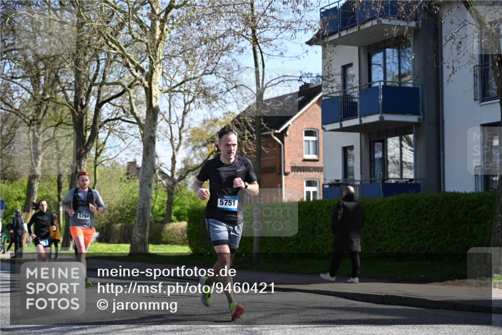 12.04.2026 - 45. Internationalen Wilhelmsburger Insellauf J. Mangold http://msf.ph/oto/9460421 12.04.2026 10:42:51 Ziel 5273, 2724, 2500, 3021, 5751, 5794, 3779, 5840, 2406, 4377, 3086, 3227, 4974, 3227, 4974, 5705, 2189, 5697, 2813, 4931, 3565, 5337, 2102, 2656, 2104, 5407, 5286, 2039 meine-sportfotos.de