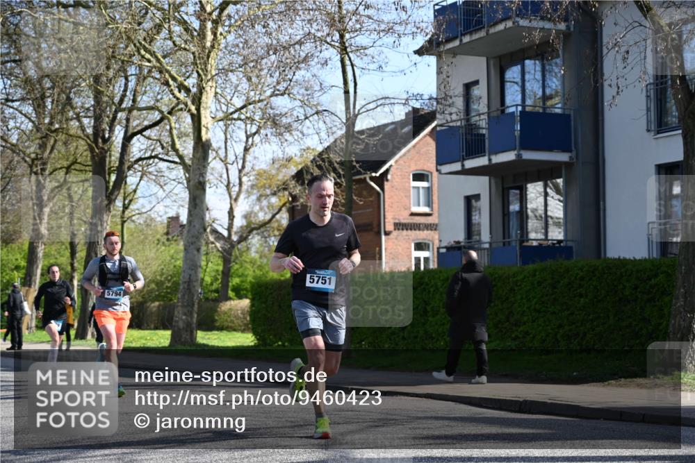 12.04.2026 - 45. Internationalen Wilhelmsburger Insellauf J. Mangold http://msf.ph/oto/9460423 12.04.2026 10:42:51 Ziel 5273, 2724, 2500, 3021, 5751, 5794, 3779, 5840, 2406, 4377, 3086, 3227, 4974, 3227, 4974, 5705, 2189, 5697, 2813, 4931, 3565, 5337, 2102, 2656, 2104, 5407, 5286, 2039 meine-sportfotos.de