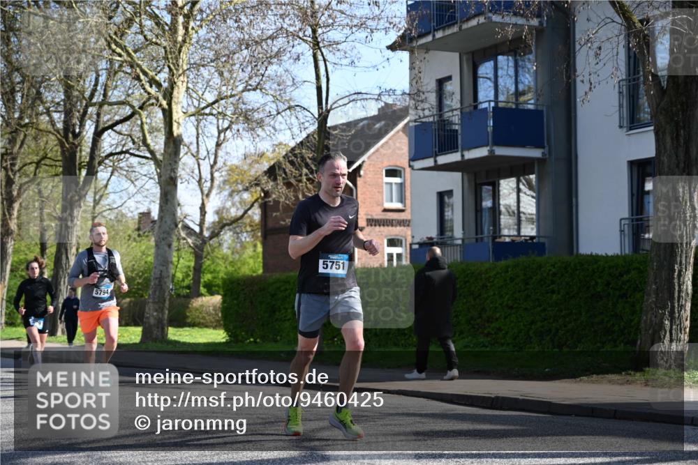 12.04.2026 - 45. Internationalen Wilhelmsburger Insellauf J. Mangold http://msf.ph/oto/9460425 12.04.2026 10:42:51 Ziel 5273, 2724, 2500, 3021, 5751, 5794, 3779, 5840, 2406, 4377, 3086, 3227, 4974, 3227, 4974, 5705, 2189, 5697, 2813, 4931, 3565, 5337, 2102, 2656, 2104, 5407, 5286, 2039 meine-sportfotos.de