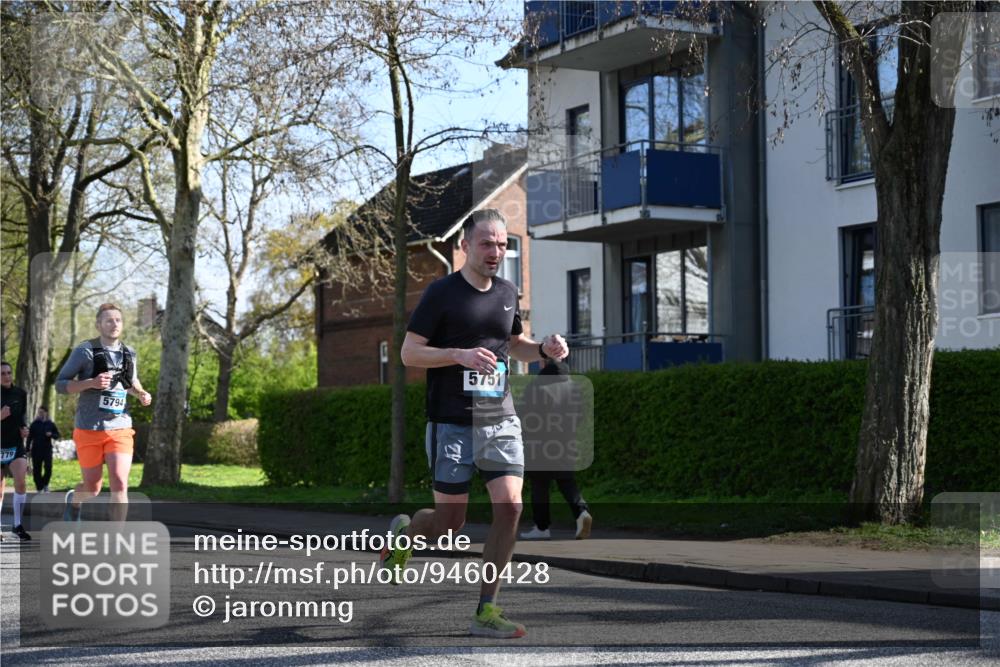12.04.2026 - 45. Internationalen Wilhelmsburger Insellauf J. Mangold http://msf.ph/oto/9460428 12.04.2026 10:42:51 Ziel 5273, 2724, 2500, 3021, 5751, 5794, 3779, 5840, 2406, 4377, 3086, 3227, 4974, 3227, 4974, 5705, 2189, 5697, 2813, 4931, 3565, 5337, 2102, 2656, 2104, 5407, 5286, 2039 meine-sportfotos.de