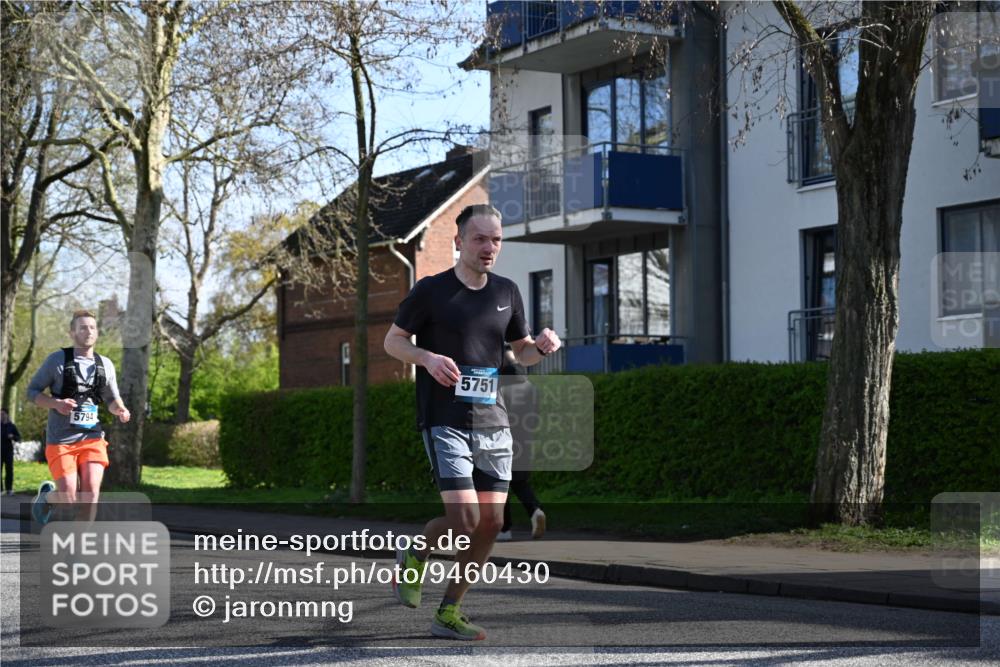 12.04.2026 - 45. Internationalen Wilhelmsburger Insellauf J. Mangold http://msf.ph/oto/9460430 12.04.2026 10:42:51 Ziel 5273, 2724, 2500, 3021, 5751, 5794, 3779, 5840, 2406, 4377, 3086, 3227, 4974, 3227, 4974, 5705, 2189, 5697, 2813, 4931, 3565, 5337, 2102, 2656, 2104, 5407, 5286, 2039 meine-sportfotos.de