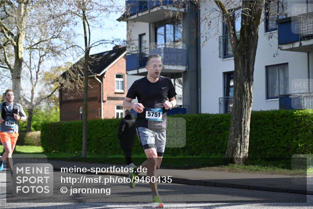 12.04.2026 - 45. Internationalen Wilhelmsburger Insellauf J. Mangold http://msf.ph/oto/9460435 12.04.2026 10:42:52 Ziel 5273, 2724, 2500, 3021, 5751, 5794, 3779, 5840, 2406, 4377, 3086, 3227, 4974, 5705, 5705, 2189, 5697, 2813, 4931, 3565, 5337, 2102, 2656, 2104, 5407, 5286, 5407, 5286, 2039, 3486 meine-sportfotos.de