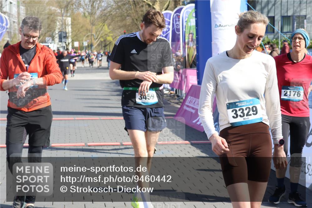 12.04.2026 - 45. Internationalen Wilhelmsburger Insellauf Strokosch-Dieckow http://msf.ph/oto/9460442 12.04.2026 10:50:21 Ziel 3329, 3459 meine-sportfotos.de