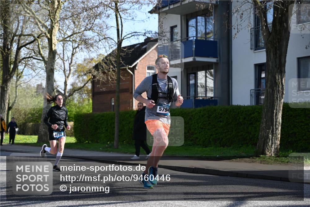 12.04.2026 - 45. Internationalen Wilhelmsburger Insellauf J. Mangold http://msf.ph/oto/9460446 12.04.2026 10:42:53 Ziel 5273, 2724, 2500, 3021, 5751, 5794, 3779, 5840, 2406, 4377, 3086, 3227, 4974, 5705, 2189, 5697, 2189, 5697, 2813, 4931, 3565, 5337, 2102, 2656, 2104, 5407, 5286, 2039, 3486 meine-sportfotos.de
