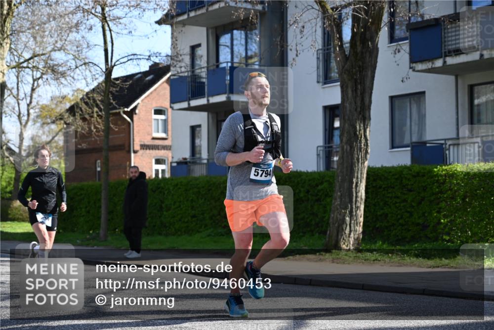 12.04.2026 - 45. Internationalen Wilhelmsburger Insellauf J. Mangold http://msf.ph/oto/9460453 12.04.2026 10:42:53 Ziel 5273, 2724, 2500, 3021, 5751, 5794, 3779, 5840, 2406, 4377, 3086, 3227, 4974, 5705, 2189, 5697, 2189, 5697, 2813, 4931, 3565, 5337, 2102, 2656, 2104, 5407, 5286, 2039, 3486 meine-sportfotos.de