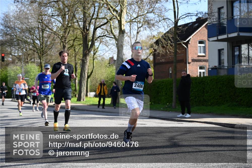 12.04.2026 - 45. Internationalen Wilhelmsburger Insellauf J. Mangold http://msf.ph/oto/9460476 12.04.2026 10:42:58 Ziel 2724, 2500, 3021, 5751, 5794, 3779, 5840, 2406, 4377, 3086, 3227, 4974, 5705, 2189, 5697, 2813, 4931, 3565, 3565, 5337, 2102, 2656, 2104, 5407, 5286, 2039, 3486, 4428, 3022 meine-sportfotos.de