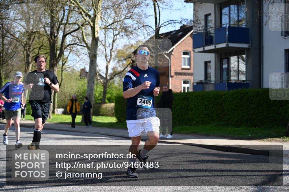 12.04.2026 - 45. Internationalen Wilhelmsburger Insellauf J. Mangold http://msf.ph/oto/9460483 12.04.2026 10:42:58 Ziel 2724, 2500, 3021, 5751, 5794, 3779, 5840, 2406, 4377, 3086, 3227, 4974, 5705, 2189, 5697, 2813, 4931, 3565, 3565, 5337, 2102, 2656, 2104, 5407, 5286, 2039, 3486, 4428, 3022 meine-sportfotos.de