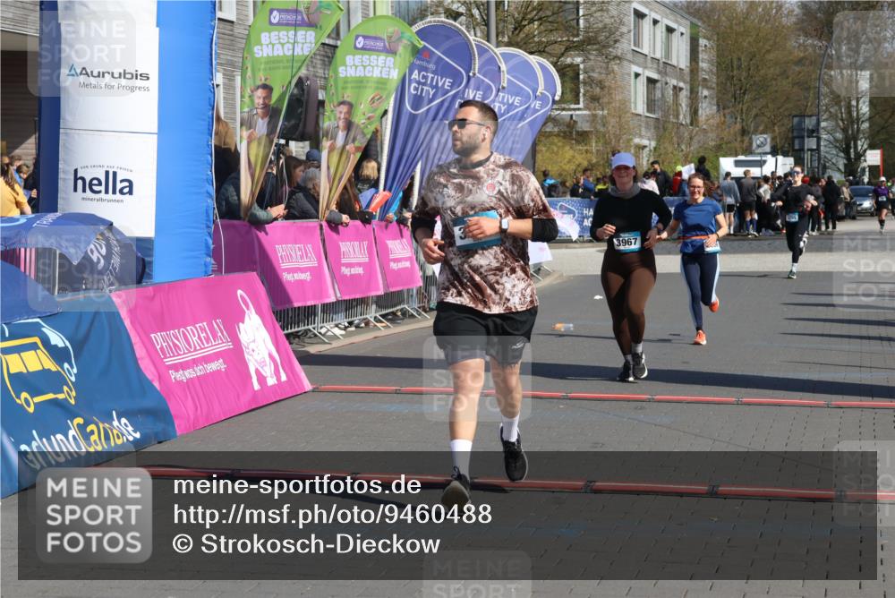 12.04.2026 - 45. Internationalen Wilhelmsburger Insellauf Strokosch-Dieckow http://msf.ph/oto/9460488 12.04.2026 11:07:54 Ziel 3149, 3967, 4856 meine-sportfotos.de