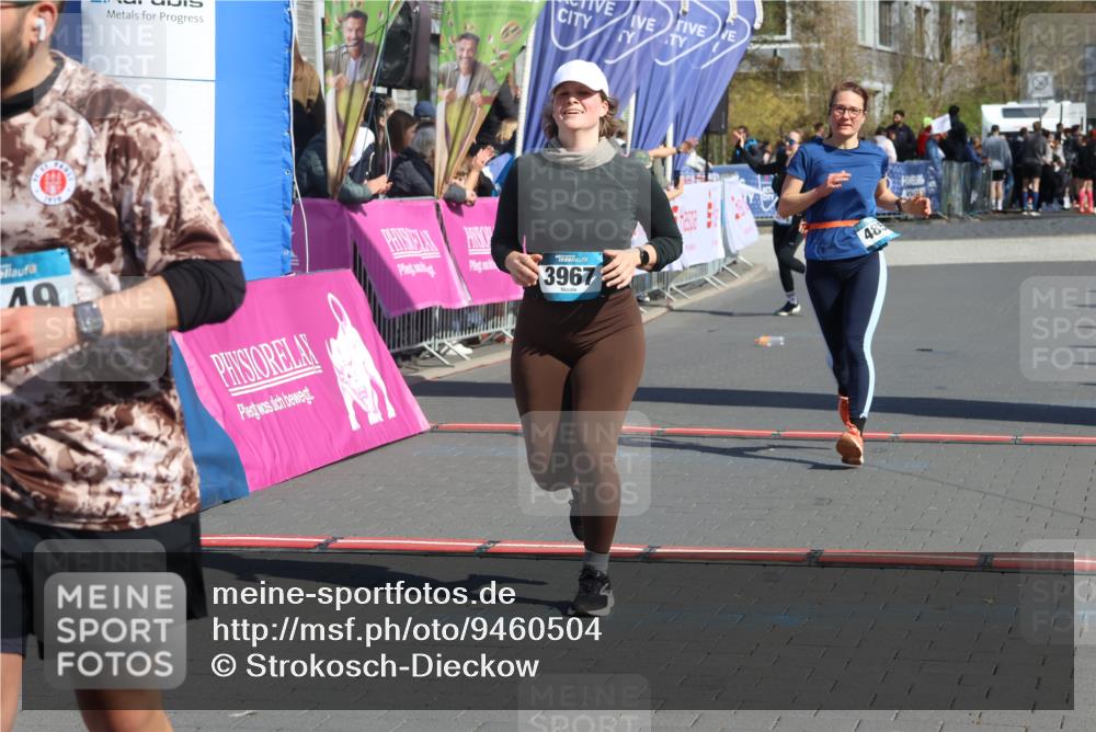 12.04.2026 - 45. Internationalen Wilhelmsburger Insellauf Strokosch-Dieckow http://msf.ph/oto/9460504 12.04.2026 11:07:56 Ziel 3149, 3967, 4856 meine-sportfotos.de