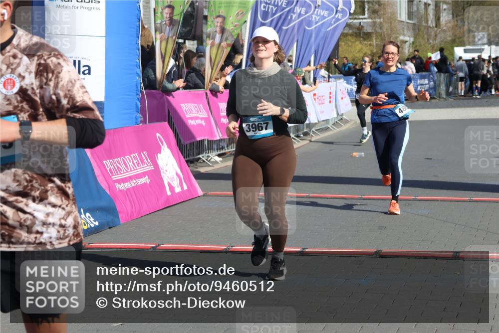 12.04.2026 - 45. Internationalen Wilhelmsburger Insellauf Strokosch-Dieckow http://msf.ph/oto/9460512 12.04.2026 11:07:56 Ziel 3149, 3967, 4856 meine-sportfotos.de