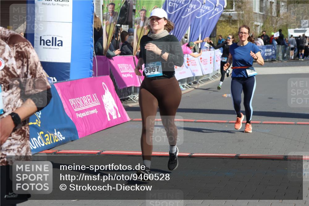 12.04.2026 - 45. Internationalen Wilhelmsburger Insellauf Strokosch-Dieckow http://msf.ph/oto/9460528 12.04.2026 11:07:56 Ziel 3149, 3967, 4856 meine-sportfotos.de