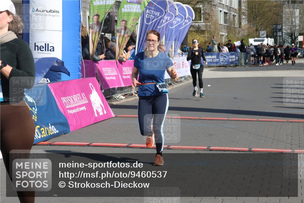 12.04.2026 - 45. Internationalen Wilhelmsburger Insellauf Strokosch-Dieckow http://msf.ph/oto/9460537 12.04.2026 11:07:58 Ziel 3967, 4856, 3295 meine-sportfotos.de