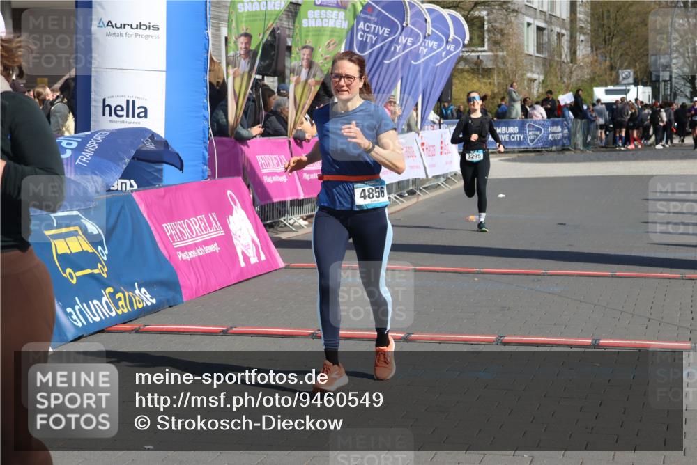 12.04.2026 - 45. Internationalen Wilhelmsburger Insellauf Strokosch-Dieckow http://msf.ph/oto/9460549 12.04.2026 11:07:58 Ziel 3967, 4856, 3295 meine-sportfotos.de