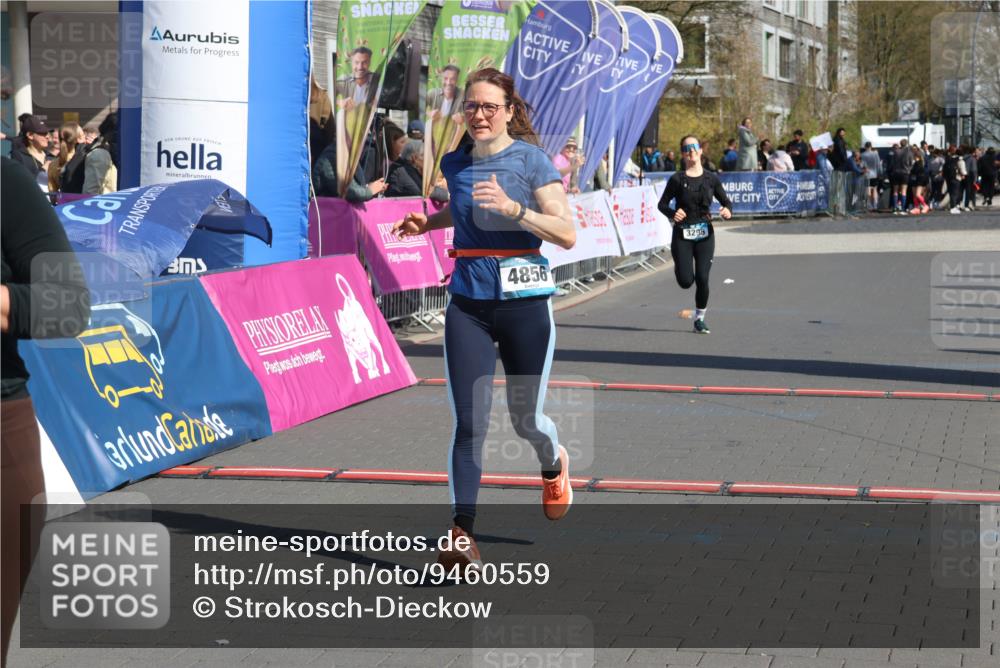 12.04.2026 - 45. Internationalen Wilhelmsburger Insellauf Strokosch-Dieckow http://msf.ph/oto/9460559 12.04.2026 11:07:58 Ziel 3967, 4856, 3295 meine-sportfotos.de