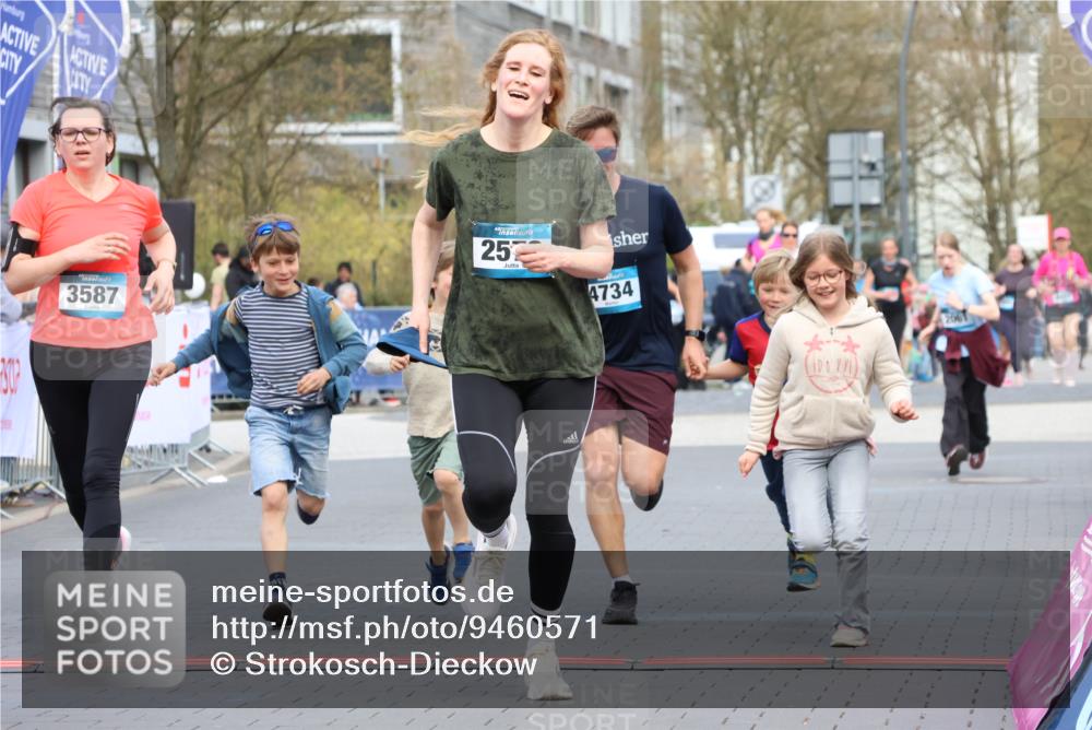 12.04.2026 - 45. Internationalen Wilhelmsburger Insellauf Strokosch-Dieckow http://msf.ph/oto/9460571 12.04.2026 13:19:15 Ziel 3524, 2572, 3587, 4734 meine-sportfotos.de