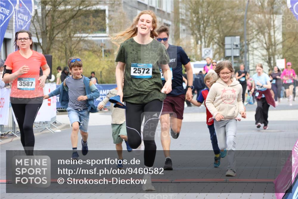 12.04.2026 - 45. Internationalen Wilhelmsburger Insellauf Strokosch-Dieckow http://msf.ph/oto/9460582 12.04.2026 13:19:15 Ziel 3524, 2572, 3587, 4734 meine-sportfotos.de