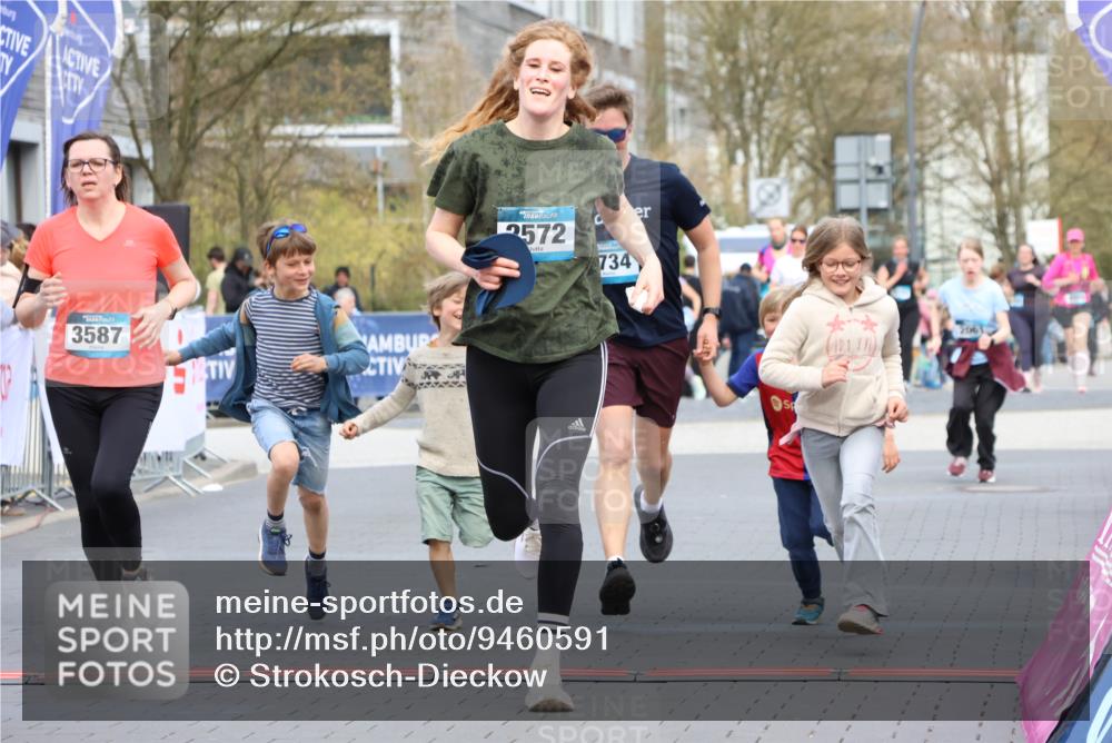 12.04.2026 - 45. Internationalen Wilhelmsburger Insellauf Strokosch-Dieckow http://msf.ph/oto/9460591 12.04.2026 13:19:15 Ziel 3524, 2572, 3587, 4734 meine-sportfotos.de