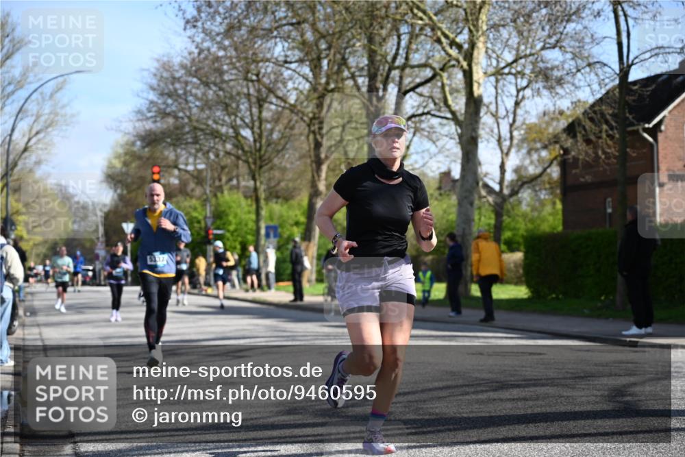 12.04.2026 - 45. Internationalen Wilhelmsburger Insellauf J. Mangold http://msf.ph/oto/9460595 12.04.2026 10:43:11 Ziel 2406, 4377, 3086, 3227, 4974, 5705, 2189, 5697, 2813, 4931, 3565, 5337, 2102, 2656, 2104, 5407, 5286, 2039, 3486, 4428, 3022, 4349, 4349, 2065 meine-sportfotos.de