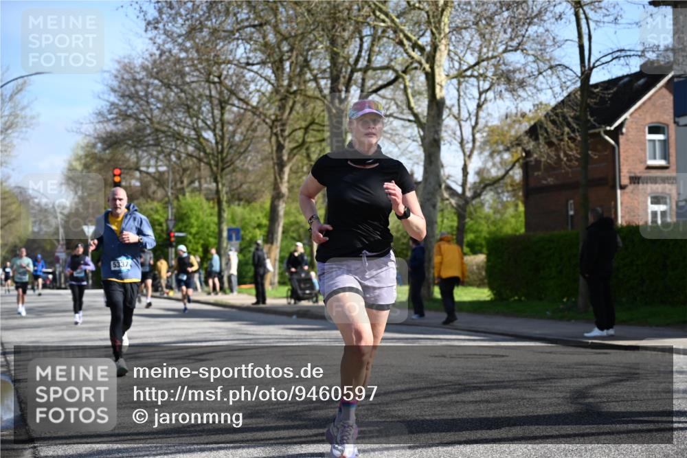 12.04.2026 - 45. Internationalen Wilhelmsburger Insellauf J. Mangold http://msf.ph/oto/9460597 12.04.2026 10:43:11 Ziel 2406, 4377, 3086, 3227, 4974, 5705, 2189, 5697, 2813, 4931, 3565, 5337, 2102, 2656, 2104, 5407, 5286, 2039, 3486, 4428, 3022, 4349, 4349, 2065 meine-sportfotos.de