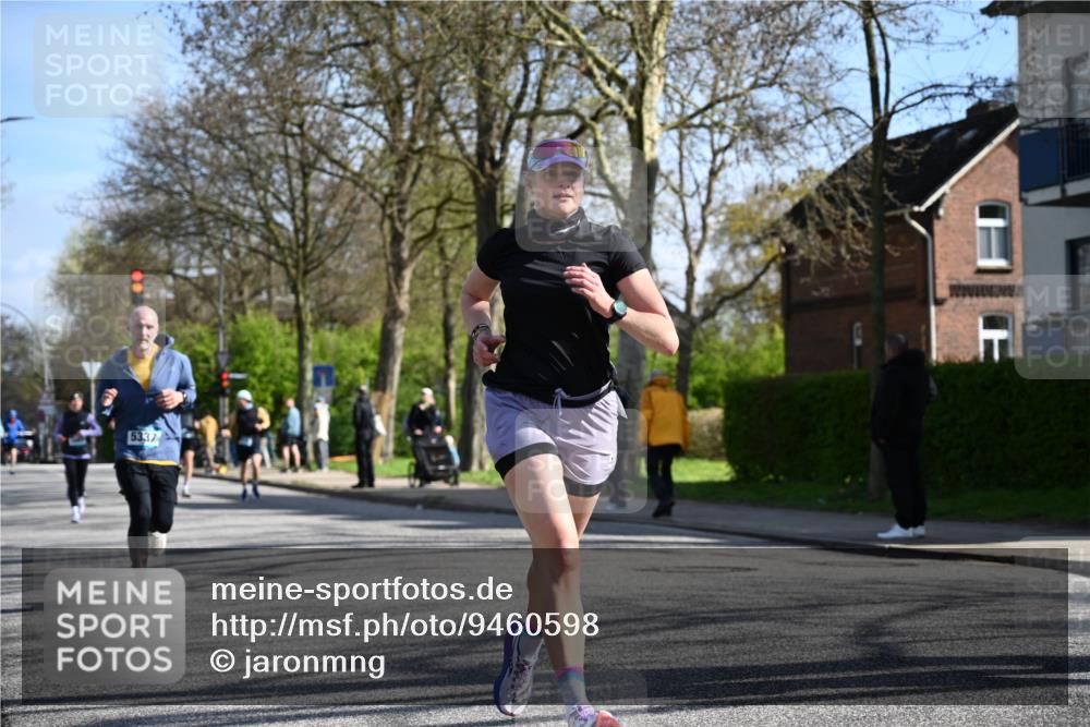 12.04.2026 - 45. Internationalen Wilhelmsburger Insellauf J. Mangold http://msf.ph/oto/9460598 12.04.2026 10:43:11 Ziel 2406, 4377, 3086, 3227, 4974, 5705, 2189, 5697, 2813, 4931, 3565, 5337, 2102, 2656, 2104, 5407, 5286, 2039, 3486, 4428, 3022, 4349, 4349, 2065 meine-sportfotos.de