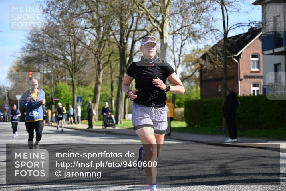 12.04.2026 - 45. Internationalen Wilhelmsburger Insellauf J. Mangold http://msf.ph/oto/9460600 12.04.2026 10:43:11 Ziel 2406, 4377, 3086, 3227, 4974, 5705, 2189, 5697, 2813, 4931, 3565, 5337, 2102, 2656, 2104, 5407, 5286, 2039, 3486, 4428, 3022, 4349, 4349, 2065 meine-sportfotos.de