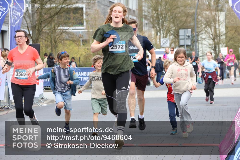 12.04.2026 - 45. Internationalen Wilhelmsburger Insellauf Strokosch-Dieckow http://msf.ph/oto/9460604 12.04.2026 13:19:15 Ziel 3524, 2572, 3587, 4734 meine-sportfotos.de