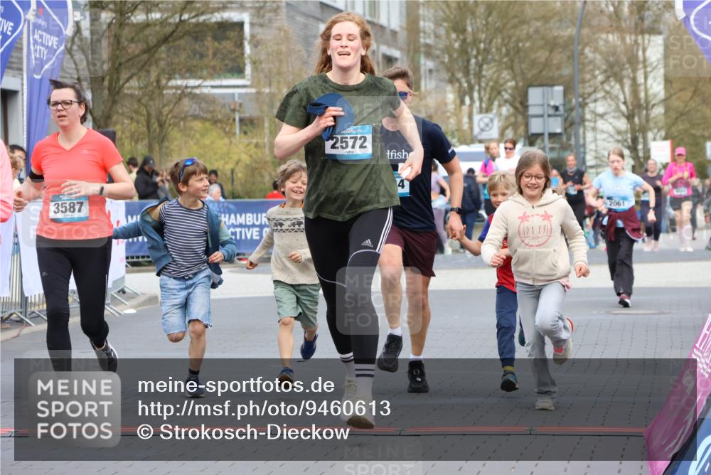 12.04.2026 - 45. Internationalen Wilhelmsburger Insellauf Strokosch-Dieckow http://msf.ph/oto/9460613 12.04.2026 13:19:15 Ziel 3524, 2572, 3587, 4734 meine-sportfotos.de