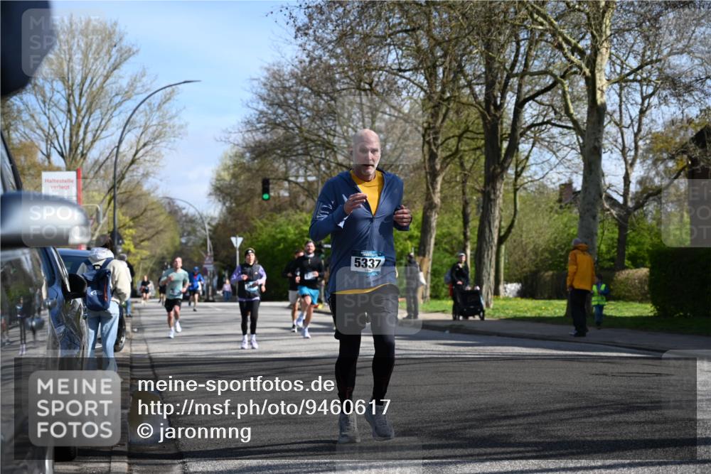 12.04.2026 - 45. Internationalen Wilhelmsburger Insellauf J. Mangold http://msf.ph/oto/9460617 12.04.2026 10:43:12 Ziel 2406, 4377, 3086, 3227, 4974, 5705, 2189, 5697, 2813, 4931, 3565, 5337, 2102, 2656, 2104, 5407, 5286, 2039, 3486, 4428, 3022, 4349, 2065 meine-sportfotos.de