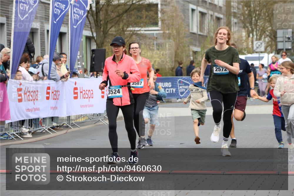12.04.2026 - 45. Internationalen Wilhelmsburger Insellauf Strokosch-Dieckow http://msf.ph/oto/9460630 12.04.2026 13:19:13 Ziel 3524, 2572, 3587, 4734 meine-sportfotos.de