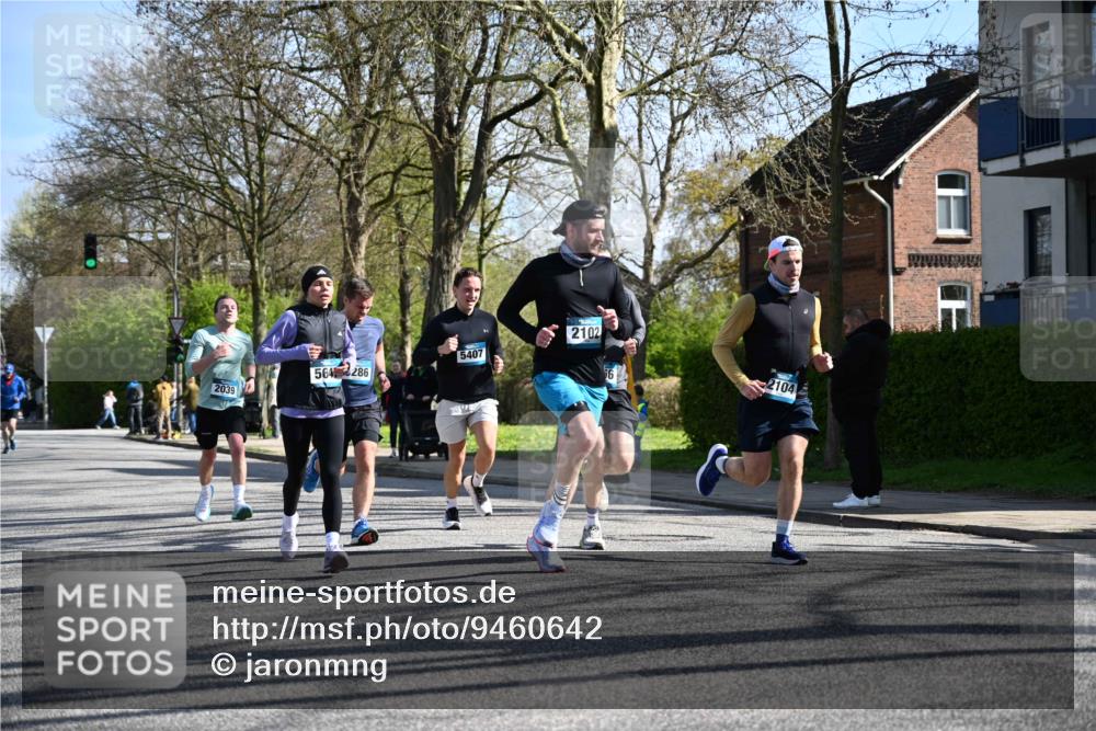 12.04.2026 - 45. Internationalen Wilhelmsburger Insellauf J. Mangold http://msf.ph/oto/9460642 12.04.2026 10:43:16 Ziel 3227, 4974, 5705, 2189, 5697, 2813, 4931, 3565, 5337, 2102, 2656, 2104, 5407, 5286, 2039, 3486, 3486, 4428, 3022, 4349, 2065, 3345, 2073 meine-sportfotos.de