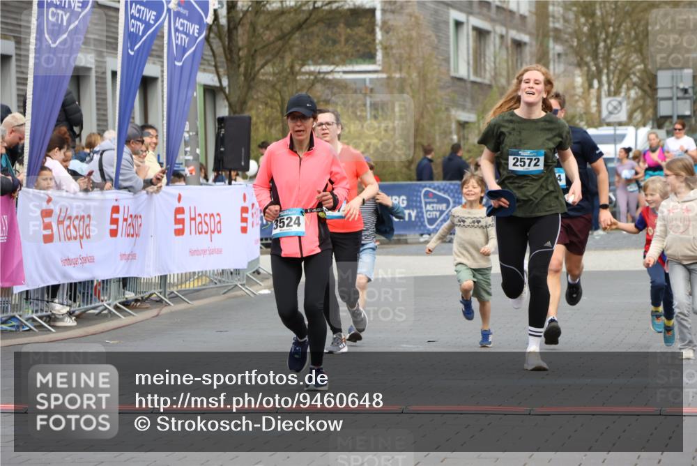 12.04.2026 - 45. Internationalen Wilhelmsburger Insellauf Strokosch-Dieckow http://msf.ph/oto/9460648 12.04.2026 13:19:13 Ziel 3524, 2572, 3587, 4734 meine-sportfotos.de